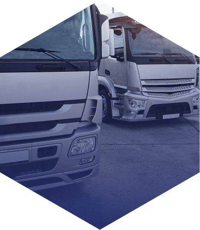 Dos camiones blancos estacionados en área industrial