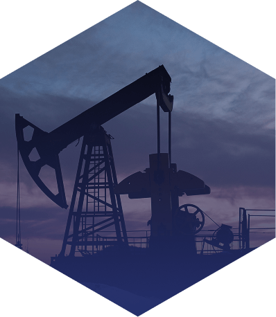 Silueta de bomba petrolera al atardecer