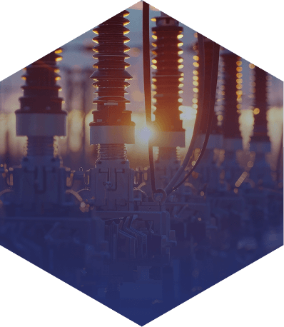Subestación eléctrica al atardecer con aisladores