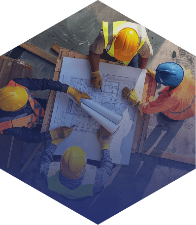 Trabajadores de construcción revisando planos en obra